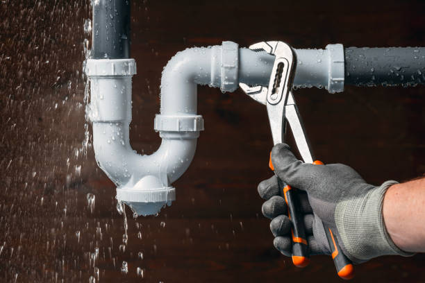 Professional Gas Line Repair technician working in Huggins, MO